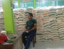 Sekdes Lengkese Turun Langsung Awasi Penyaluran Bantuan Pangan, Warga Mengaku Sangat Terbantu