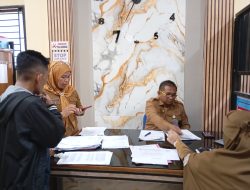 Pengajuan Reaktivasi PBI BPJS Membludak, Kadis Dinsos Takalar Turun Langsung Periksa Berkas Warga