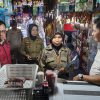 Rokok Ilegal Masih Dijual Bebas, Satpol PP Takalar Pasang Stiker Peringatan