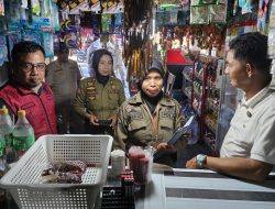 Rokok Ilegal Masih Dijual Bebas, Satpol PP Takalar Pasang Stiker Peringatan