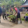 Personel Koramil 1426-04/Galesong Bersama Warga Gelar Kerja Bakti Bersihkan Selokan di Dusun Manjalling