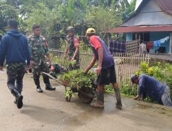 Personel Koramil 1426-04/Galesong Bersama Warga Gelar Kerja Bakti Bersihkan Selokan di Dusun Manjalling