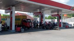 Pengambil Solar Siluman Beraksi, Antrean Kendaraan Mengular di SPBU Panaikang