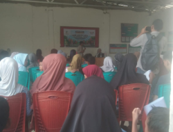 Jelang Tahun Ajaran Baru, Kemensos Salurkan 66 Paket Seragam Sekolah untuk Siswa di Desa Sanrobone