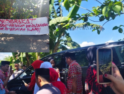 “Pelakor” Tertulis di Spanduk, Kunjungan Bupati Gowa Diwarnai Penolakan Warga