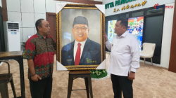 Sentuhan Seni untuk Takalar: Pelukis Ibrahim Persembahkan Karya Khusus kepada Bupati Daeng Manye