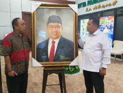 Sentuhan Seni untuk Takalar: Pelukis Ibrahim Persembahkan Karya Khusus kepada Bupati Daeng Manye