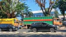 Truk Bertonase Berat Parkir Panjang di Depan SDN Pai Sudiang, Orang Tua Siswa dan Warga Resah