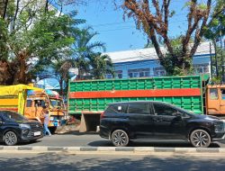 Truk Bertonase Berat Parkir Panjang di Depan SDN Pai Sudiang, Orang Tua Siswa dan Warga Resah